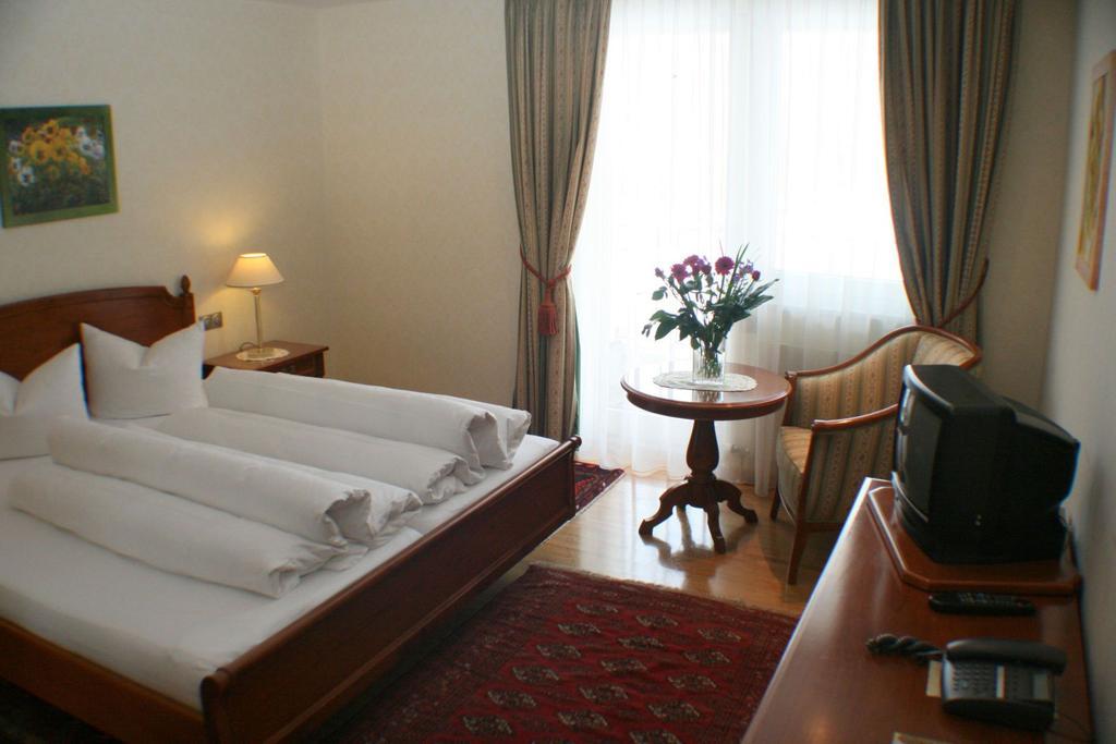 Schlosshotel Post Edelfreisitz Sprengenstein Имст Номер фото
